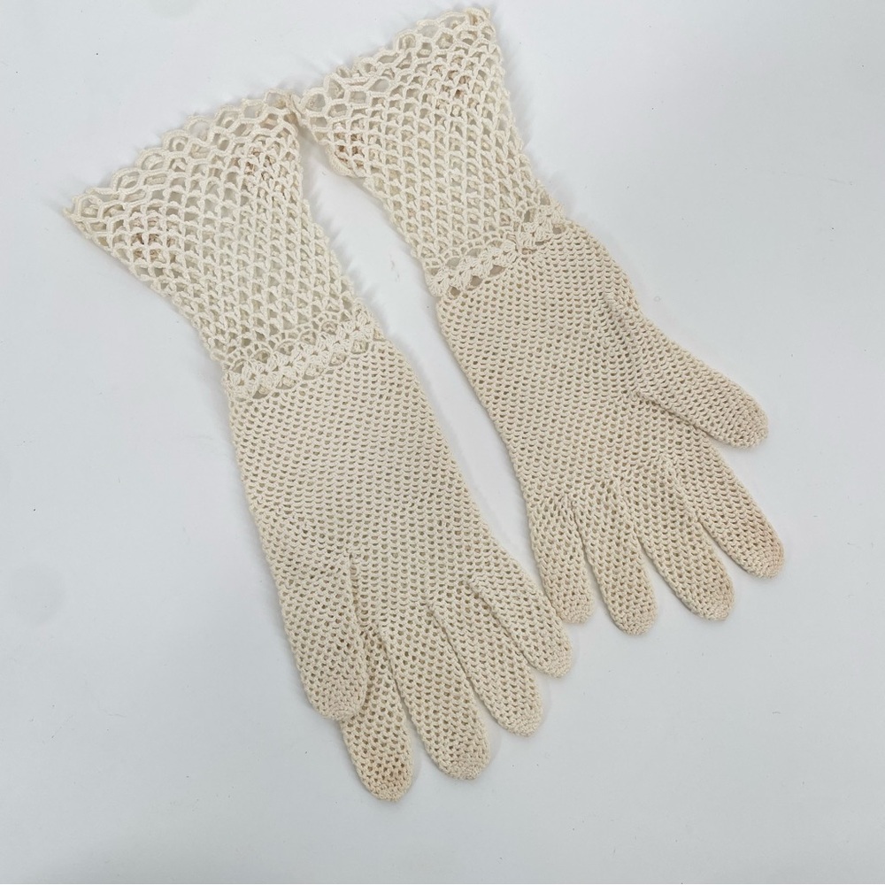Fantastic Handmade Vintage Crocheted Cream Sheer Gloves With 3D Rosettes - Picture 3 of 12